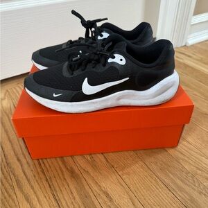 Kids Nike Revolution 7 Athletic Shoes Size 5Y